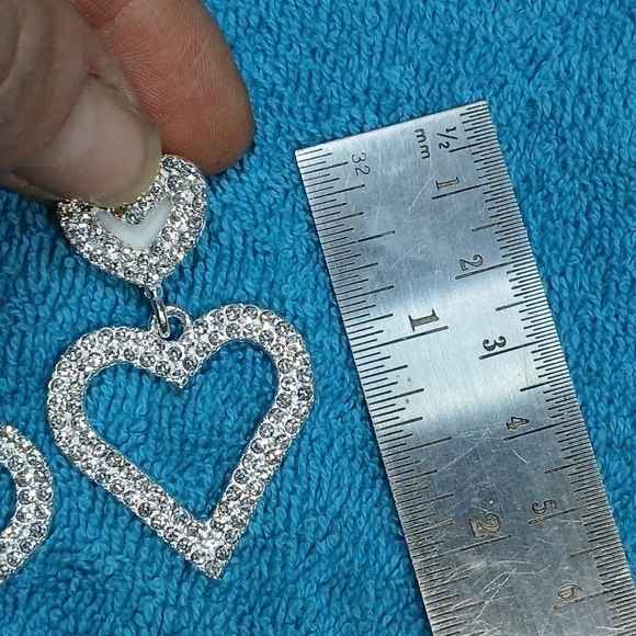 Silvertone Large heart crystal dangle earrings new - Picture 2 of 3